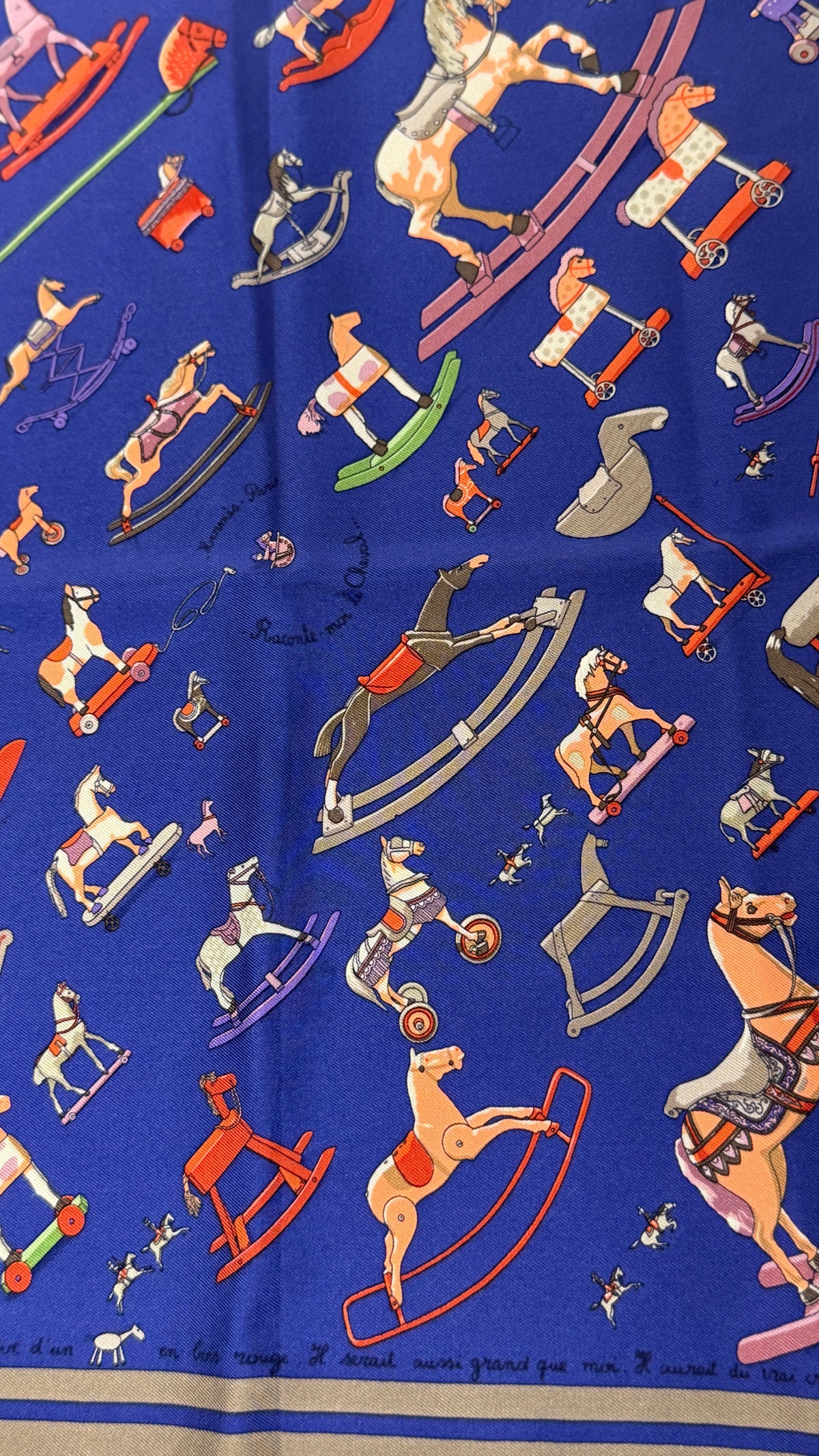 Foulard Hermès Carré 45 en soie Rocking Horse marine et gris