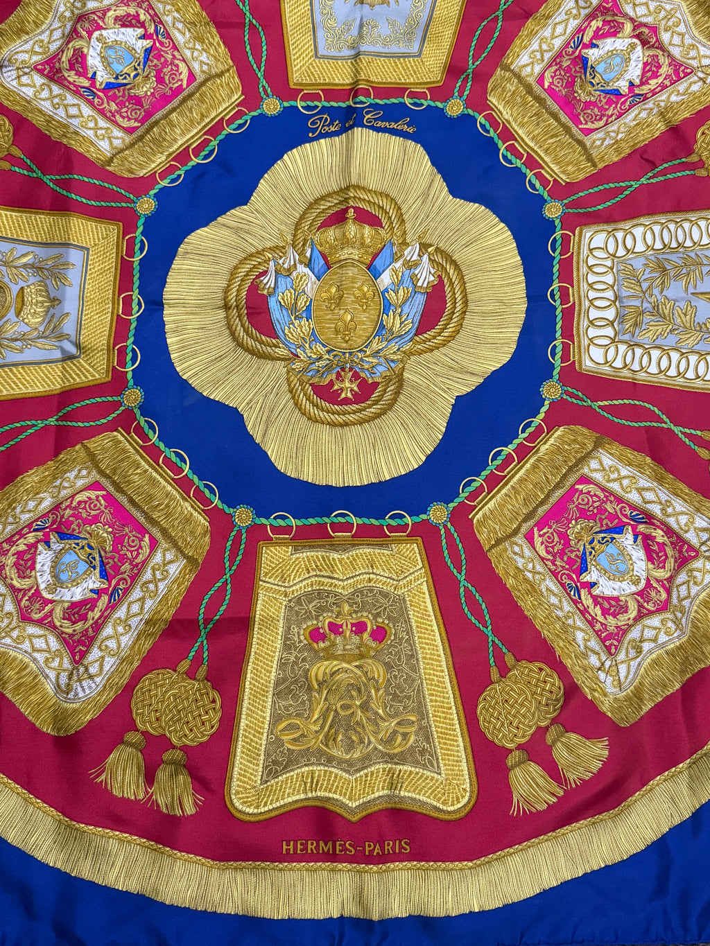 Foulard Hermès en soie bleu, rouge et jaune